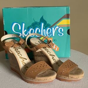 New w/ Box Size 7 Tan Sketchers 4.5 inch heal. So comfortable